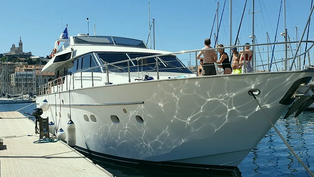 Familia disfrutando de un alquiler de barco en Sant Carles de la Ràpita